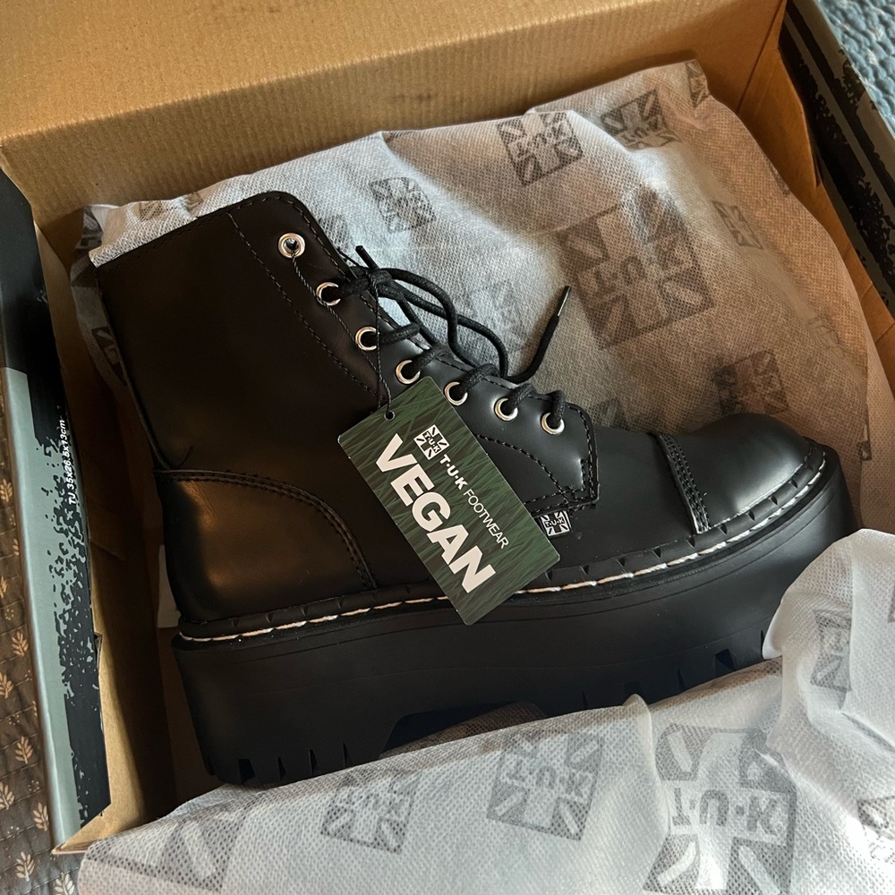 T.U.K 7-Eye Double Decker Boots SIZE 8 US Women’s!